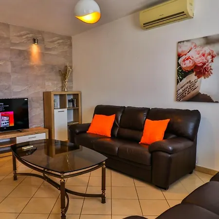 Beautiful With Huge Salted Swimming Pool Apartamento