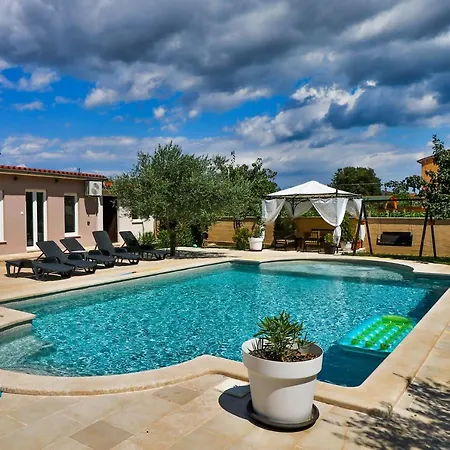 Beautiful With Huge Salted Swimming Pool * Loborika
