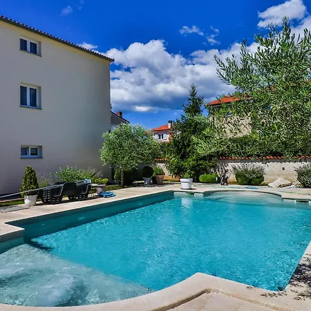 Beautiful With Huge Salted Swimming Pool *